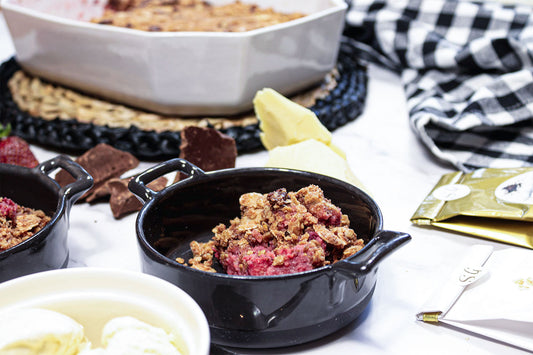 Epres-rebarbarás crumble (morzsasüti) nyers csokoládéval