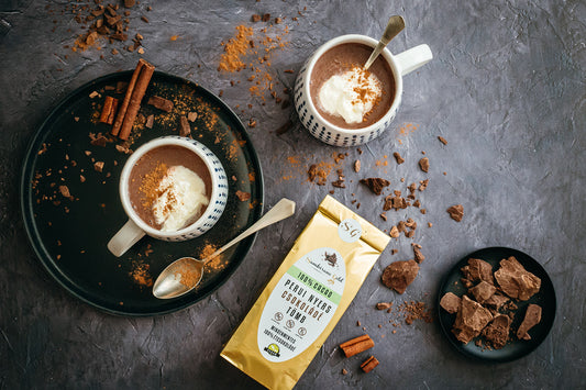 Mentes forró csokoládé perui nyers csokoládé tömbből.