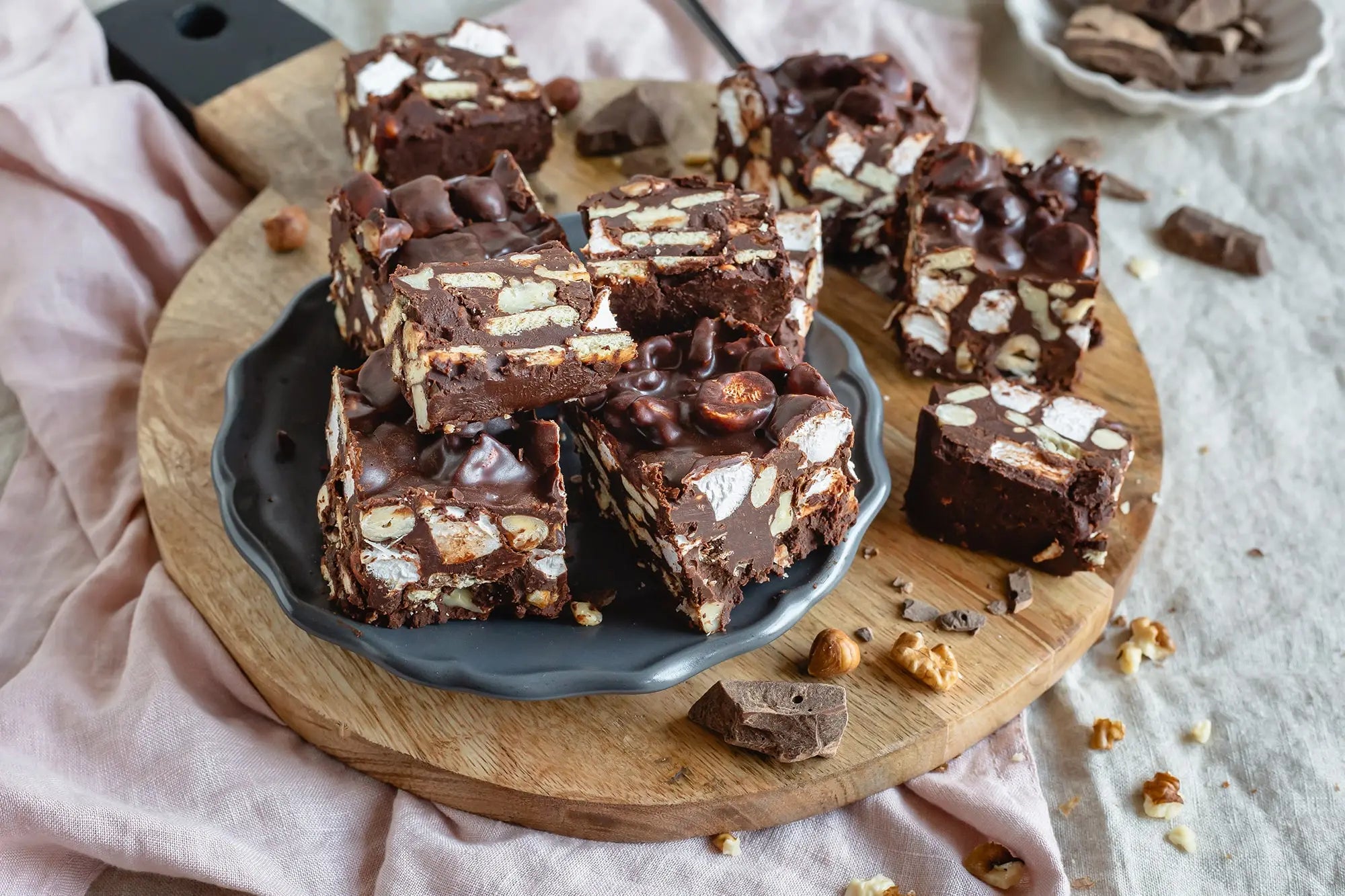 Rocky Road keksz alapú süti, perui nyers csokoládéval és olajos magvakkal.