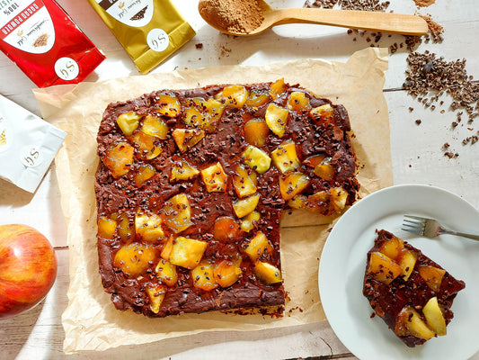 Extra csokis brownie karamellizált almával és kakaóbab törettel (Vegán)