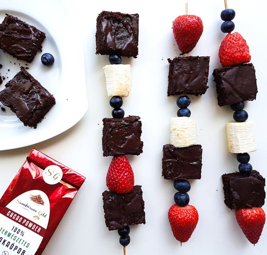 Vegán brownie nyárson friss gyümölcsökkel